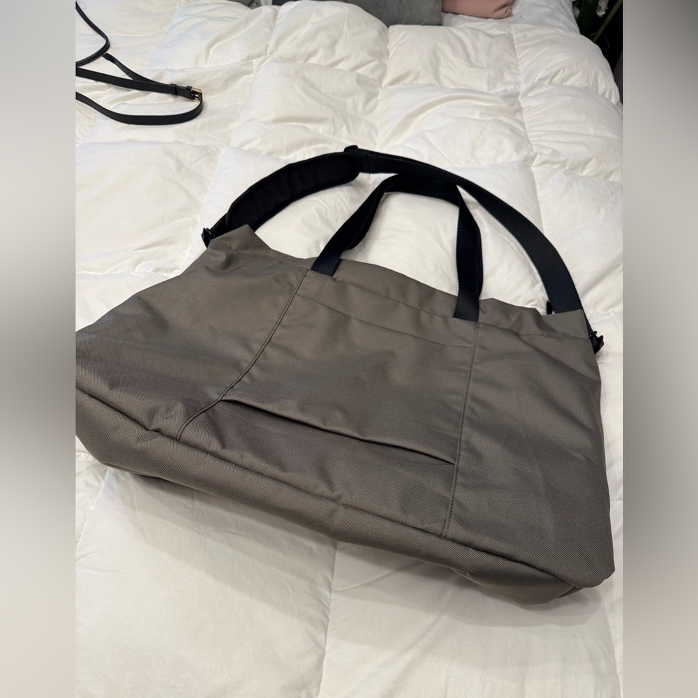 Everlane Renew Transit Weekender Bag in Warm Charcoal